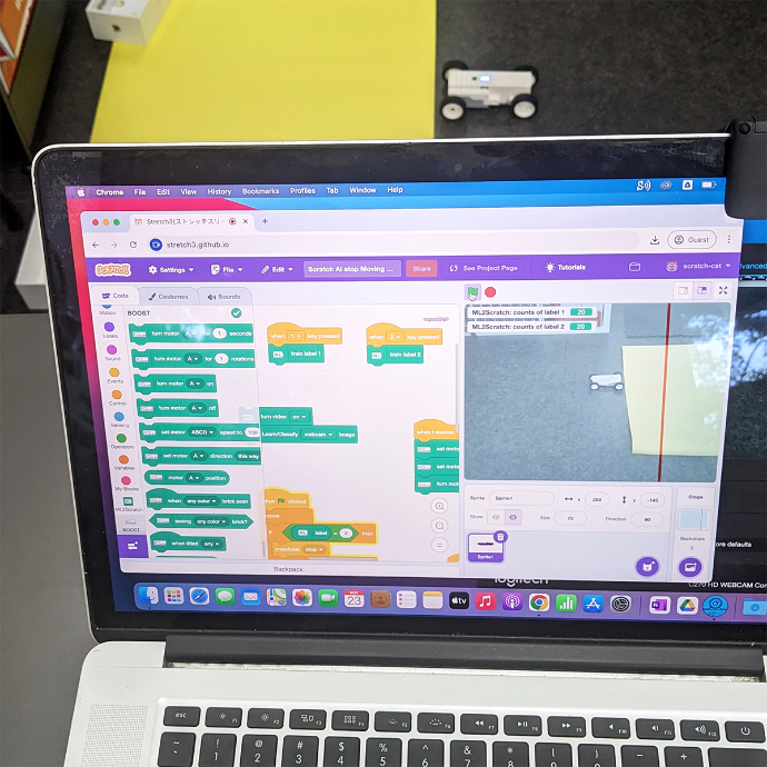 Train AI to move but stop the Lego car before the yellow zone.